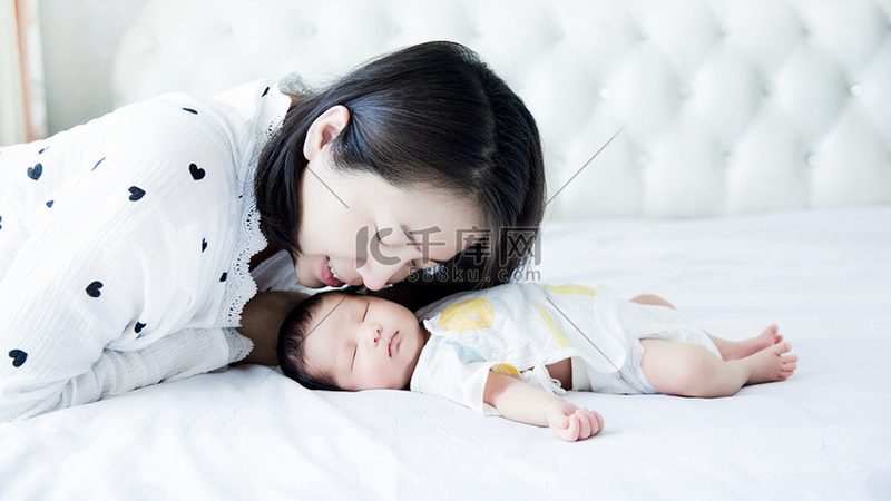 婴儿洗澡防滑垫：0到1岁宝宝的洗澡好帮手