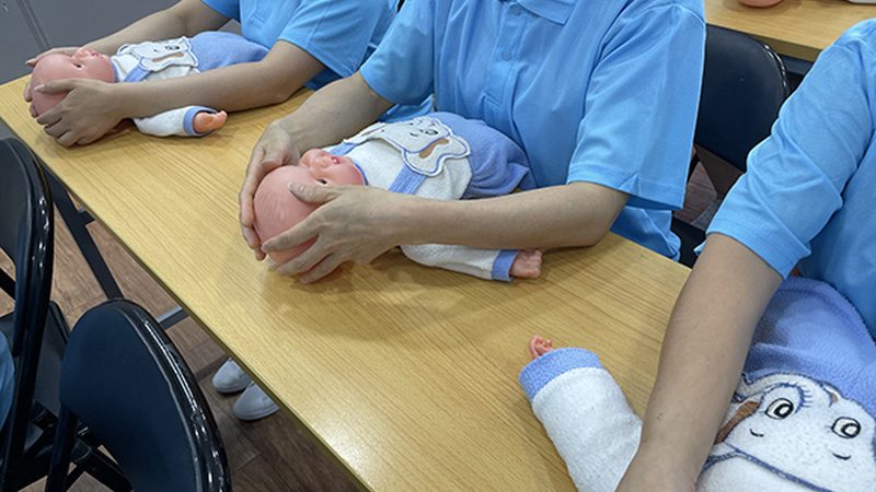 新生儿皮肤娇嫩，抵抗力较弱，因此在选择婴儿服时，应注意以下几点：
